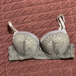 Elegant Lace Underwire Bra in Gray